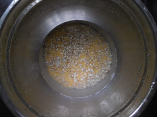 13、养生粥合集,然后将薏米和小米一起清洗干净