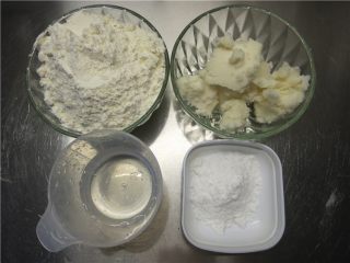 1、最爱这酥软的--蛋黄酥,油皮：中粉225克   猪油80克  水90克   糖粉23克