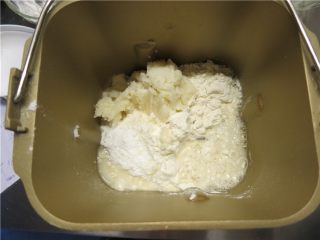 2、最爱这酥软的--蛋黄酥, 油皮制作：油皮原料入面包机，启动程序揉面