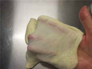 3、最爱这酥软的--蛋黄酥,程序结束能够拉出薄膜，保鲜膜包裹放一旁松弛30分钟