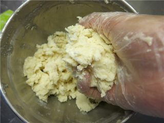 5、最爱这酥软的--蛋黄酥, 油酥制作：低粉过筛与软化的猪油混合，用手抓捏