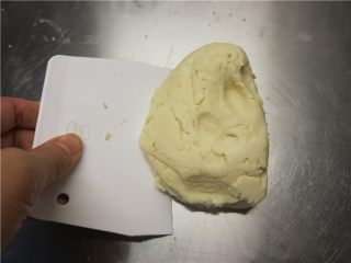 6、最爱这酥软的--蛋黄酥,用刮板按压成团