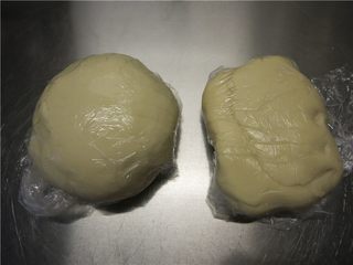 7、最爱这酥软的--蛋黄酥,放保鲜袋松弛30分钟