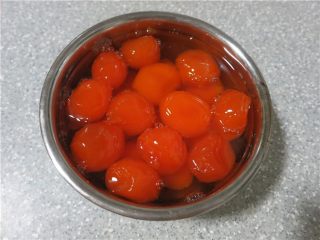 8、最爱这酥软的--蛋黄酥,蛋黄事先用食用油泡2小时