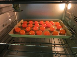 9、最爱这酥软的--蛋黄酥,喷高度白酒入180度预热好的烤箱烤5分钟左右，要观察不要烤出油来了，其实不好掌握，我的就烤出来好多油，晾凉再用。