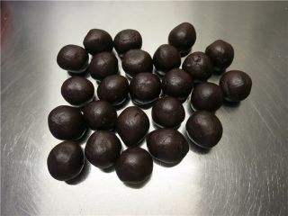 10、最爱这酥软的--蛋黄酥,豆沙馅分成24份