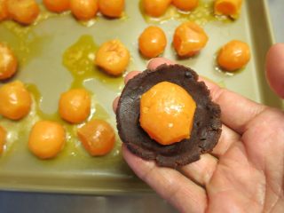 11、最爱这酥软的--蛋黄酥,取一个馅按成一个窝状，放上一颗蛋黄