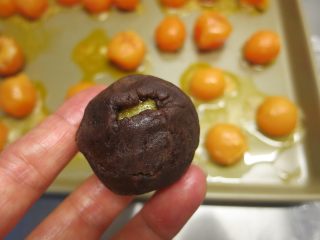 12、最爱这酥软的--蛋黄酥,用手慢慢往上推包住蛋黄，整理成圆形