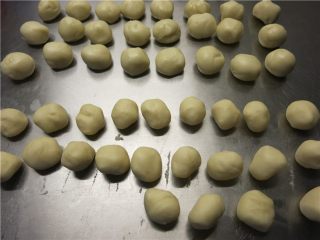 13、最爱这酥软的--蛋黄酥,松弛好的面团均匀的各分成24份