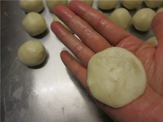 14、最爱这酥软的--蛋黄酥,取一个油皮拍扁