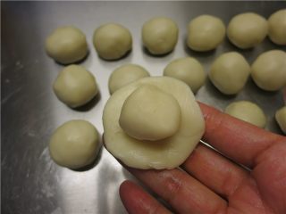 15、最爱这酥软的--蛋黄酥,用油皮包裹油酥