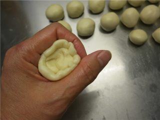 16、最爱这酥软的--蛋黄酥,利用虎口往上推将油酥包住