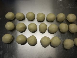 17、最爱这酥软的--蛋黄酥,收口朝下放置