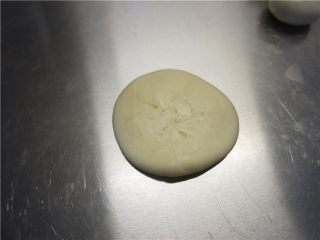 18、最爱这酥软的--蛋黄酥,取一个面剂子，用手按扁