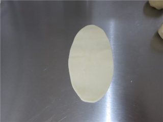 19、最爱这酥软的--蛋黄酥,用擀面杖由中间分别向上向下擀开成椭圆形