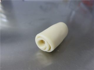 20、最爱这酥软的--蛋黄酥,由上向下卷起3圈的样子。全部卷好用保鲜膜覆盖饧制15分钟