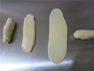 21、最爱这酥软的--蛋黄酥,再由第一个开始进行二次擀卷，同样手法擀开卷起，第四张图是第二次干卷的组合图，按扁、擀长、卷起、三圈的样子，松弛15分钟。