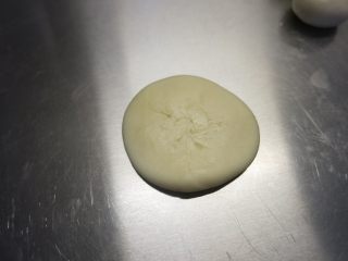 23、最爱这酥软的--蛋黄酥,再将剂子按扁成圆形。