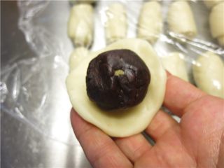 24、最爱这酥软的--蛋黄酥,放上一颗豆沙蛋黄馅