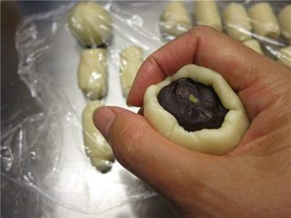 25、最爱这酥软的--蛋黄酥,助虎口向上收拢合口捏紧