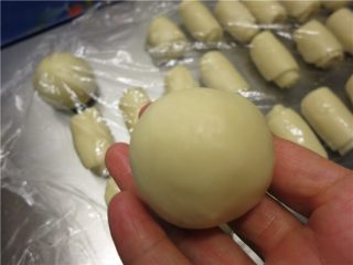 26、最爱这酥软的--蛋黄酥,稍加整理成型