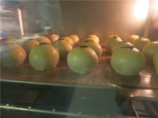 29、最爱这酥软的--蛋黄酥,烤箱200预热，上火200度，下火180度，若是上下火不可单独调控的就190度，中层烤25分钟，手轻按边缘有层次感说明烤好了。