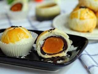 31、最爱这酥软的--蛋黄酥,切开看看层层叠叠酥酥的掉渣