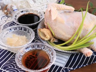 1、简单电饭锅焗三杯鸡,所有食材