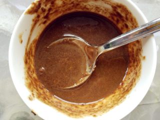 5、老北京麻酱糖火烧,红糖装入保鲜袋，用擀面杖擀碎结块，按照1:1的比例和麻酱混合，也可以加少许白胡椒粉