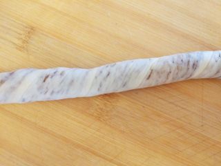 10、老北京麻酱糖火烧,从两端反方向拧成麻花状
