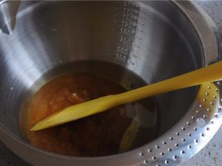 2、小白兔红豆莲子月饼,将转化糖浆、花生油放入容器