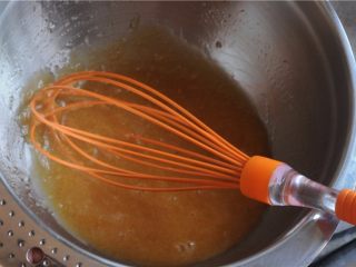 3、小白兔红豆莲子月饼,用打蛋器充分搅拌均匀至乳化，此时糖浆微微发白