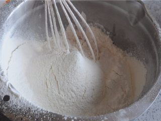 4、小白兔红豆莲子月饼,将月饼粉筛进去