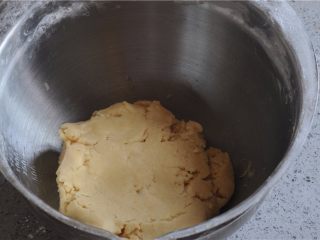 5、小白兔红豆莲子月饼,用刮刀拌匀成团，静置30分钟
