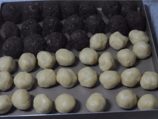 6、小白兔红豆莲子月饼,静置面团的时候制作月饼馅，将红豆莲子馅分成30克一份，揉成圆形，静置好的面皮分成20克一份，揉成圆形
