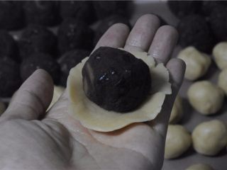 7、小白兔红豆莲子月饼,将面皮压扁，红豆馅放在中间