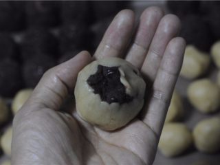 8、小白兔红豆莲子月饼,左手虎口慢慢网上收，直到将月饼皮包裹住红豆莲子馅