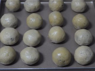 9、小白兔红豆莲子月饼,搓圆，全部做好