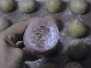 10、小白兔红豆莲子月饼,模具里面撒些面粉，转圈，将面粉均匀粘在模具里，模具朝下，轻轻将多余的面粉磕出来