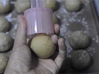 11、小白兔红豆莲子月饼,将圆形月饼胚放进模具，稍微整理下，将面团全部按压进去