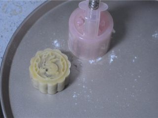 12、小白兔红豆莲子月饼,用力将月饼胚压出来
