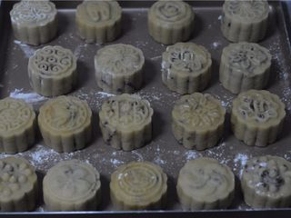 13、小白兔红豆莲子月饼,全部做好后摆入烤盘