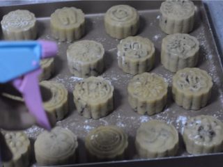 14、小白兔红豆莲子月饼,喷上水