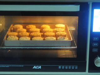 15、小白兔红豆莲子月饼,放入烤箱，180度烤5分钟