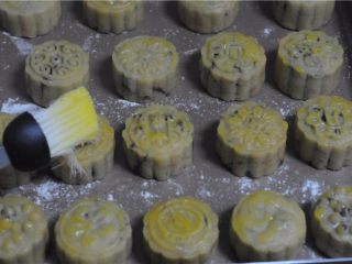 16、小白兔红豆莲子月饼,取出来刷上稀释蛋黄液，入烤箱，180度烤15分钟至表面微微变黄即可
