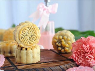 17、小白兔红豆莲子月饼,成品