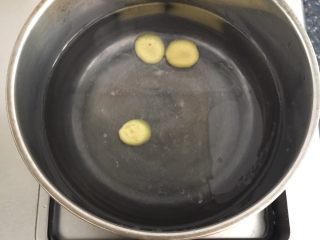 1、白灼虾,锅里倒入适量的水，放入姜片，可以放少量盐和油