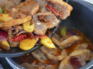 15、香辣羊蝎子,倒入高压锅。