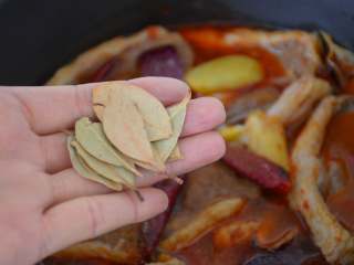 18、香辣羊蝎子,几片香叶。