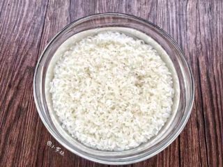 1、玫瑰酱米凉虾,米凉虾专用米（贵朝米）提前放水里泡1小时泡软。这种米淘宝上有买的，普通家庭吃的大米是无法用于自制凉虾，如果想学做凉虾就去淘宝买贵朝米吧！